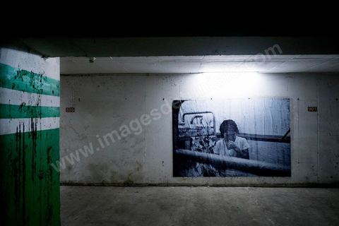 26 septembre 2012 : dans les sous sols du parking d ela Kasbah exposition "Counfa" de Hela Ammar, une réinterprétation de photos faites au coeur des prisons de Tunisie dans le cadre de Dream City 2012, "l'artiste face aux libertés" dans la médina de Tunis du 26 au 30 septembre. Au delà de la simple organisation d'une manifestation en espace public, chaque édition de Dream City est le fruit d'une recherche collective menée entre artistes sélectionnées et spécialistes de l'art, de la ville et des sciences humaines.