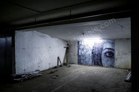 26 septembre 2012 : dans les sous sols du parking d ela Kasbah exposition "Counfa" de Hela Ammar, une réinterprétation de photos faites au coeur des prisons de Tunisie dans le cadre de Dream City 2012, "l'artiste face aux libertés" dans la médina de Tunis du 26 au 30 septembre. Au delà de la simple organisation d'une manifestation en espace public, chaque édition de Dream City est le fruit d'une recherche collective menée entre artistes sélectionnées et spécialistes de l'art, de la ville et des sciences humaines.