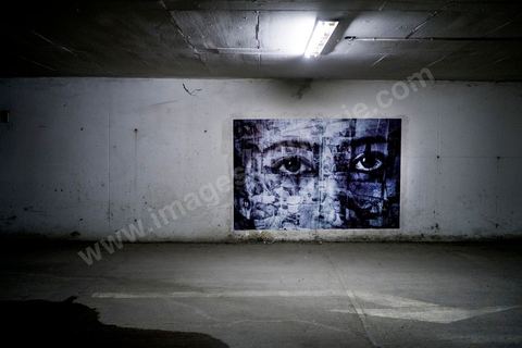 26 septembre 2012 : dans les sous sols du parking d ela Kasbah exposition "Counfa" de Hela Ammar, une réinterprétation de photos faites au coeur des prisons de Tunisie dans le cadre de Dream City 2012, "l'artiste face aux libertés" dans la médina de Tunis du 26 au 30 septembre. Au delà de la simple organisation d'une manifestation en espace public, chaque édition de Dream City est le fruit d'une recherche collective menée entre artistes sélectionnées et spécialistes de l'art, de la ville et des sciences humaines.