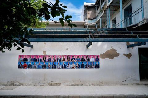 28 septembre 2012 : dans une école de la médina de Tunis, Mouna Jemal et Wadi Mhiri recrée un bureau de vote fictif où le spectateur devient acteur malgré découvrant son portrait dans les cadres électoraux dans le cadre de Dream City 2012, "l'artiste face aux libertés" dans la médina de Tunis du 26 au 30 septembre. Au delà de la simple organisation d'une manifestation en espace public, chaque édition de Dream City est le fruit d'une recherche collective menée entre artistes sélectionnées et spécialistes de l'art, de la ville et des sciences humaines.