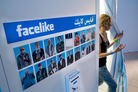 28 septembre 2012 : dans une école de la médina de Tunis, Mouna Jemal et Wadi Mhiri recrée un bureau de vote fictif où le spectateur devient acteur malgré découvrant son portrait dans les cadres électoraux dans le cadre de Dream City 2012, "l'artiste face aux libertés" dans la médina de Tunis du 26 au 30 septembre. Au delà de la simple organisation d'une manifestation en espace public, chaque édition de Dream City est le fruit d'une recherche collective menée entre artistes sélectionnées et spécialistes de l'art, de la ville et des sciences humaines.