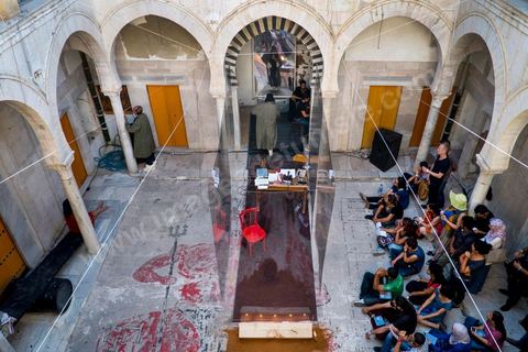 28 septembre 2012 : un spectacle mélant à al fois medias, danse et théaêtre par le théâtre Phou, deuxième compagnie de théâtre privée en Tunisie fondée par Raja Ben Ammar. La voix des gens est une radio de quartier libre et éphémère, deux comédiens l'animent, ils jouent avec ce média et le transgresse dans le cadre de Dream City 2012, "l'artiste face aux libertés" dans la médina de Tunis du 26 au 30 septembre. Au delà de la simple organisation d'une manifestation en espace public, chaque édition de Dream City est le fruit d'une recherche collective menée entre artistes sélectionnées et spécialistes de l'art, de la ville et des sciences humaines.