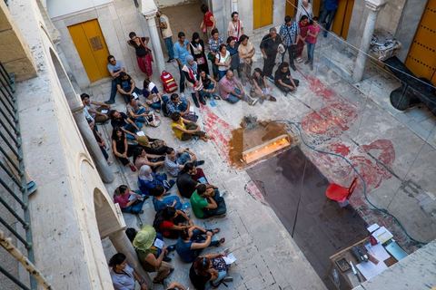 28 septembre 2012 : un spectacle mélant à al fois medias, danse et théaêtre par le théâtre Phou, deuxième compagnie de théâtre privée en Tunisie fondée par Raja Ben Ammar. La voix des gens est une radio de quartier libre et éphémère, deux comédiens l'animent, ils jouent avec ce média et le transgresse dans le cadre de Dream City 2012, "l'artiste face aux libertés" dans la médina de Tunis du 26 au 30 septembre. Au delà de la simple organisation d'une manifestation en espace public, chaque édition de Dream City est le fruit d'une recherche collective menée entre artistes sélectionnées et spécialistes de l'art, de la ville et des sciences humaines.