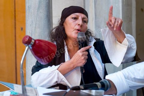 28 septembre 2012 : un spectacle mélant à al fois medias, danse et théaêtre par le théâtre Phou, deuxième compagnie de théâtre privée en Tunisie fondée par Raja Ben Ammar. La voix des gens est une radio de quartier libre et éphémère, deux comédiens l'animent, ils jouent avec ce média et le transgresse dans le cadre de Dream City 2012, "l'artiste face aux libertés" dans la médina de Tunis du 26 au 30 septembre. Au delà de la simple organisation d'une manifestation en espace public, chaque édition de Dream City est le fruit d'une recherche collective menée entre artistes sélectionnées et spécialistes de l'art, de la ville et des sciences humaines.