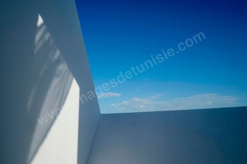 28 septembre 2012 : Installation du collectif Wanda sur les toits du souk des chechias "et si on possédait un acrré de ciel …" dans le cadre de Dream City 2012, "l'artiste face aux libertés" dans la médina de Tunis du 26 au 30 septembre. Au delà de la simple organisation d'une manifestation en espace public, chaque édition de Dream City est le fruit d'une recherche collective menée entre artistes sélectionnées et spécialistes de l'art, de la ville et des sciences humaines.