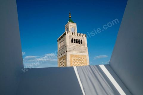 28 septembre 2012 : Installation du collectif Wanda sur les toits du souk des chechias "et si on possédait un acrré de ciel …" dans le cadre de Dream City 2012, "l'artiste face aux libertés" dans la médina de Tunis du 26 au 30 septembre. Au delà de la simple organisation d'une manifestation en espace public, chaque édition de Dream City est le fruit d'une recherche collective menée entre artistes sélectionnées et spécialistes de l'art, de la ville et des sciences humaines.
