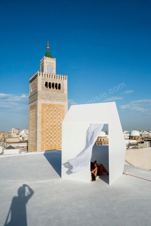 28 septembre 2012 : Installation du collectif Wanda sur les toits du souk des chechias "et si on possédait un acrré de ciel …" dans le cadre de Dream City 2012, "l'artiste face aux libertés" dans la médina de Tunis du 26 au 30 septembre. Au delà de la simple organisation d'une manifestation en espace public, chaque édition de Dream City est le fruit d'une recherche collective menée entre artistes sélectionnées et spécialistes de l'art, de la ville et des sciences humaines.