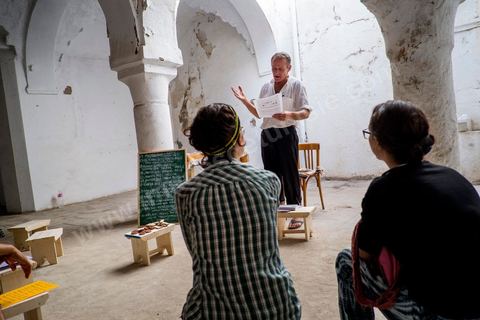 28 septembre 2012 : lecture de textes de Francois Grange qui donne à revivre à corps et à coeur les étapes de la révolution tunisienne dans le cadre de Dream City 2012, "l'artiste face aux libertés" dans la médina de Tunis du 26 au 30 septembre. Au delà de la simple organisation d'une manifestation en espace public, chaque édition de Dream City est le fruit d'une recherche collective menée entre artistes sélectionnées et spécialistes de l'art, de la ville et des sciences humaines.