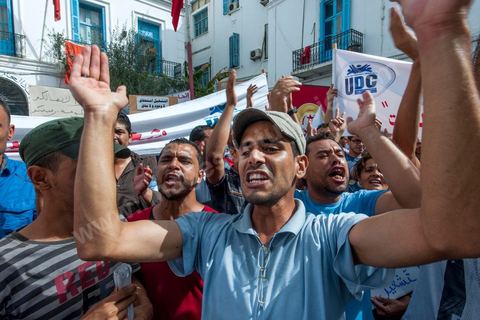September 29, 2012: The Union of Unemployed Graduates (UDC) led a peaceful protest march against the worsening unemployment situation in Tunisia. Several hundred protesters, gathered in front of the Tunisian General Labor Union (UGTT), began a peaceful march toward Habib Bourguiba Avenue in Tunis. Several slogans were chanted during the march, calling above all for respect for the demands of the Revolution, notably “employment, freedom, and national dignity.”