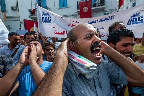 September 29, 2012: The Union of Unemployed Graduates (UDC) led a peaceful protest march against the worsening unemployment situation in Tunisia. Several hundred protesters, gathered in front of the Tunisian General Labor Union (UGTT), began a peaceful march toward Habib Bourguiba Avenue in Tunis. Several slogans were chanted during the march, calling above all for respect for the demands of the Revolution, notably “employment, freedom, and national dignity.”