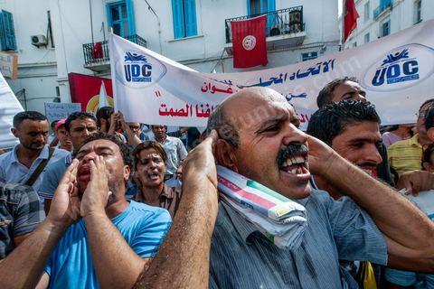 September 29, 2012: The Union of Unemployed Graduates (UDC) led a peaceful protest march against the worsening unemployment situation in Tunisia. Several hundred protesters, gathered in front of the Tunisian General Labor Union (UGTT), began a peaceful march toward Habib Bourguiba Avenue in Tunis. Several slogans were chanted during the march, calling above all for respect for the demands of the Revolution, notably “employment, freedom, and national dignity.”
