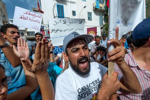September 29, 2012: The Union of Unemployed Graduates (UDC) led a peaceful protest march against the worsening unemployment situation in Tunisia. Several hundred protesters, gathered in front of the Tunisian General Labor Union (UGTT), began a peaceful march toward Habib Bourguiba Avenue in Tunis. Several slogans were chanted during the march, calling above all for respect for the demands of the Revolution, notably “employment, freedom, and national dignity.”