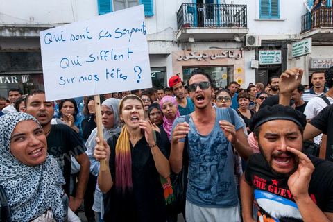 September 29, 2012: The Union of Unemployed Graduates (UDC) led a peaceful protest march against the worsening unemployment situation in Tunisia. Several hundred protesters, gathered in front of the Tunisian General Labor Union (UGTT), began a peaceful march toward Habib Bourguiba Avenue in Tunis. Several slogans were chanted during the march, calling above all for respect for the demands of the Revolution, notably “employment, freedom, and national dignity.”