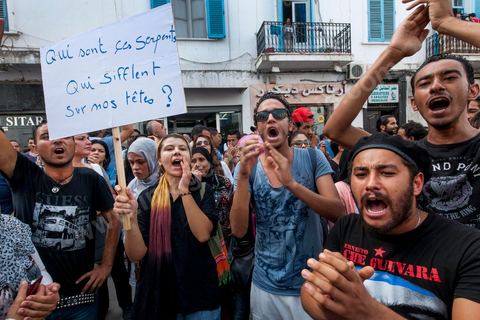September 29, 2012: The Union of Unemployed Graduates (UDC) led a peaceful protest march against the worsening unemployment situation in Tunisia. Several hundred protesters, gathered in front of the Tunisian General Labor Union (UGTT), began a peaceful march toward Habib Bourguiba Avenue in Tunis. Several slogans were chanted during the march, calling above all for respect for the demands of the Revolution, notably “employment, freedom, and national dignity.”