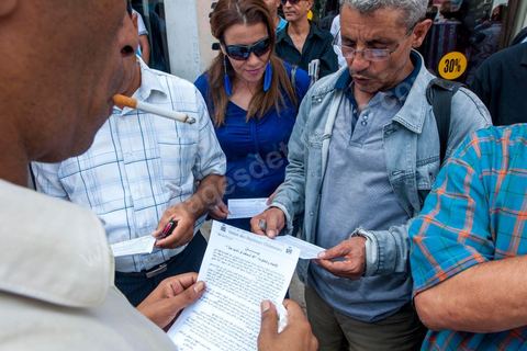 September 29, 2012: The Union of Unemployed Graduates (UDC) led a peaceful protest march against the worsening unemployment situation in Tunisia. Several hundred protesters, gathered in front of the Tunisian General Labor Union (UGTT), began a peaceful march toward Habib Bourguiba Avenue in Tunis. Several slogans were chanted during the march, calling above all for respect for the demands of the Revolution, notably “employment, freedom, and national dignity.”
