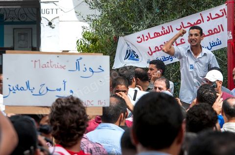 September 29, 2012: The Union of Unemployed Graduates (UDC) led a peaceful protest march against the worsening unemployment situation in Tunisia. Several hundred protesters, gathered in front of the Tunisian General Labor Union (UGTT), began a peaceful march toward Habib Bourguiba Avenue in Tunis. Several slogans were chanted during the march, calling above all for respect for the demands of the Revolution, notably “employment, freedom, and national dignity.”