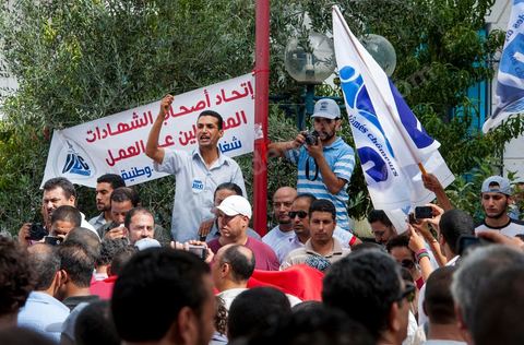 September 29, 2012: The Union of Unemployed Graduates (UDC) led a peaceful protest march against the worsening unemployment situation in Tunisia. Several hundred protesters, gathered in front of the Tunisian General Labor Union (UGTT), began a peaceful march toward Habib Bourguiba Avenue in Tunis. Several slogans were chanted during the march, calling above all for respect for the demands of the Revolution, notably “employment, freedom, and national dignity.”