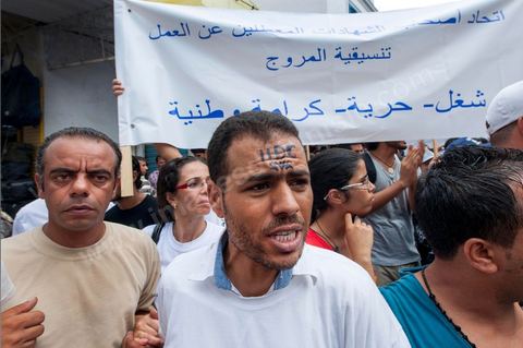 September 29, 2012: The Union of Unemployed Graduates (UDC) led a peaceful protest march against the worsening unemployment situation in Tunisia. Several hundred protesters, gathered in front of the Tunisian General Labor Union (UGTT), began a peaceful march toward Habib Bourguiba Avenue in Tunis. Several slogans were chanted during the march, calling above all for respect for the demands of the Revolution, notably “employment, freedom, and national dignity.”