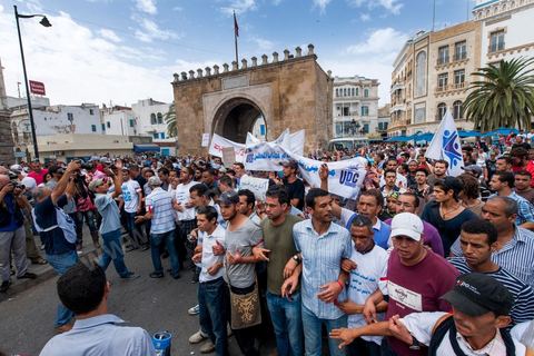 September 29, 2012: The Union of Unemployed Graduates (UDC) led a peaceful protest march against the worsening unemployment situation in Tunisia. Several hundred protesters, gathered in front of the Tunisian General Labor Union (UGTT), began a peaceful march toward Habib Bourguiba Avenue in Tunis. Several slogans were chanted during the march, calling above all for respect for the demands of the Revolution, notably “employment, freedom, and national dignity.”