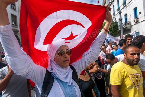 September 29, 2012: The Union of Unemployed Graduates (UDC) led a peaceful protest march against the worsening unemployment situation in Tunisia. Several hundred protesters, gathered in front of the Tunisian General Labor Union (UGTT), began a peaceful march toward Habib Bourguiba Avenue in Tunis. Several slogans were chanted during the march, calling above all for respect for the demands of the Revolution, notably “employment, freedom, and national dignity.”
