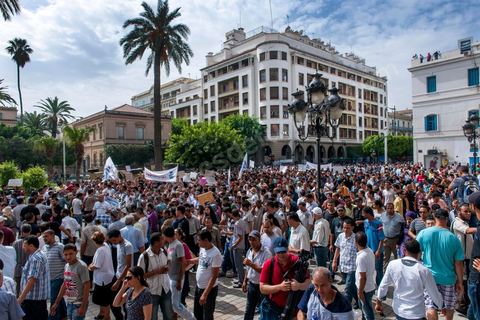 September 29, 2012: The Union of Unemployed Graduates (UDC) led a peaceful protest march against the worsening unemployment situation in Tunisia. Several hundred protesters, gathered in front of the Tunisian General Labor Union (UGTT), began a peaceful march toward Habib Bourguiba Avenue in Tunis. Several slogans were chanted during the march, calling above all for respect for the demands of the Revolution, notably “employment, freedom, and national dignity.”