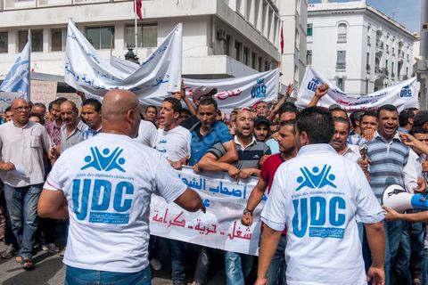 September 29, 2012: The Union of Unemployed Graduates (UDC) led a peaceful protest march against the worsening unemployment situation in Tunisia. Several hundred protesters, gathered in front of the Tunisian General Labor Union (UGTT), began a peaceful march toward Habib Bourguiba Avenue in Tunis. Several slogans were chanted during the march, calling above all for respect for the demands of the Revolution, notably “employment, freedom, and national dignity.”