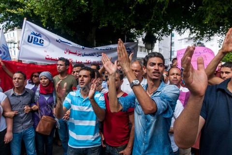 September 29, 2012: The Union of Unemployed Graduates (UDC) led a peaceful protest march against the worsening unemployment situation in Tunisia. Several hundred protesters, gathered in front of the Tunisian General Labor Union (UGTT), began a peaceful march toward Habib Bourguiba Avenue in Tunis. Several slogans were chanted during the march, calling above all for respect for the demands of the Revolution, notably “employment, freedom, and national dignity.”