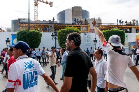 September 29, 2012: The Union of Unemployed Graduates (UDC) led a peaceful protest march against the worsening unemployment situation in Tunisia. Several hundred protesters, gathered in front of the Tunisian General Labor Union (UGTT), began a peaceful march toward Habib Bourguiba Avenue in Tunis. Several slogans were chanted during the march, calling above all for respect for the demands of the Revolution, notably “employment, freedom, and national dignity.”
