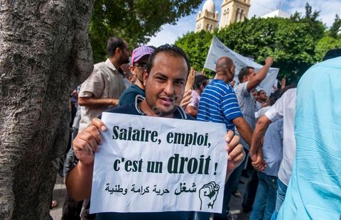 September 29, 2012: The Union of Unemployed Graduates (UDC) led a peaceful protest march against the worsening unemployment situation in Tunisia. Several hundred protesters, gathered in front of the Tunisian General Labor Union (UGTT), began a peaceful march toward Habib Bourguiba Avenue in Tunis. Several slogans were chanted during the march, calling above all for respect for the demands of the Revolution, notably “employment, freedom, and national dignity.”