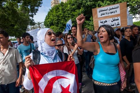 September 29, 2012: The Union of Unemployed Graduates (UDC) led a peaceful protest march against the worsening unemployment situation in Tunisia. Several hundred protesters, gathered in front of the Tunisian General Labor Union (UGTT), began a peaceful march toward Habib Bourguiba Avenue in Tunis. Several slogans were chanted during the march, calling above all for respect for the demands of the Revolution, notably “employment, freedom, and national dignity.”