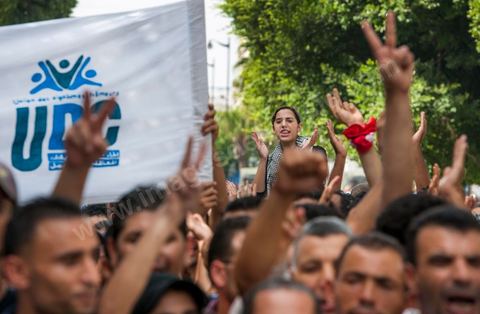 September 29, 2012: The Union of Unemployed Graduates (UDC) led a peaceful protest march against the worsening unemployment situation in Tunisia. Several hundred protesters, gathered in front of the Tunisian General Labor Union (UGTT), began a peaceful march toward Habib Bourguiba Avenue in Tunis. Several slogans were chanted during the march, calling above all for respect for the demands of the Revolution, notably “employment, freedom, and national dignity.”