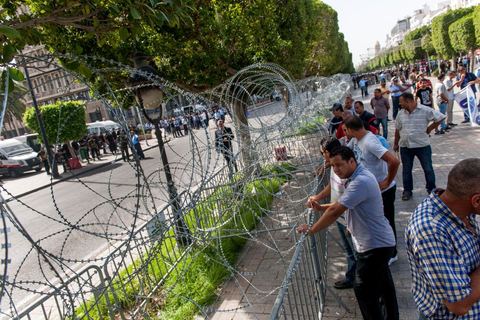 September 29, 2012: The Union of Unemployed Graduates (UDC) led a peaceful protest march against the worsening unemployment situation in Tunisia. Several hundred protesters, gathered in front of the Tunisian General Labor Union (UGTT), began a peaceful march toward Habib Bourguiba Avenue in Tunis. Several slogans were chanted during the march, calling above all for respect for the demands of the Revolution, notably “employment, freedom, and national dignity.”