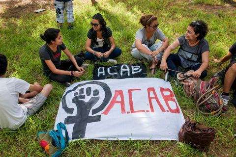 29 septembre 2012 : à l'appel de la société civile, rassemblement à Tunis pour le soutien à la jeune fille violée par les policiers. La jeune fille et son fiancé ont  été entendus à la fois en tant que victime pour le viol et racket de la part des trois policiers arrétés et en tant qu'accusés concernant la plainte pour "obscénité ostentatoire ". Les fiancées de Tunis sont convoqués au tribunal pour les deux affaires le 2 octobre.