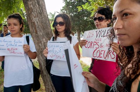 29 septembre 2012 : à l'appel de la société civile, rassemblement à Tunis pour le soutien à la jeune fille violée par les policiers. La jeune fille et son fiancé ont  été entendus à la fois en tant que victime pour le viol et racket de la part des trois policiers arrétés et en tant qu'accusés concernant la plainte pour "obscénité ostentatoire ". Les fiancées de Tunis sont convoqués au tribunal pour les deux affaires le 2 octobre.
