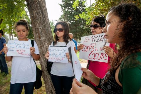 29 septembre 2012 : à l'appel de la société civile, rassemblement à Tunis pour le soutien à la jeune fille violée par les policiers. La jeune fille et son fiancé ont  été entendus à la fois en tant que victime pour le viol et racket de la part des trois policiers arrétés et en tant qu'accusés concernant la plainte pour "obscénité ostentatoire ". Les fiancées de Tunis sont convoqués au tribunal pour les deux affaires le 2 octobre.
