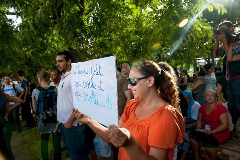 29 septembre 2012 : à l'appel de la société civile, rassemblement à Tunis pour le soutien à la jeune fille violée par les policiers. La jeune fille et son fiancé ont  été entendus à la fois en tant que victime pour le viol et racket de la part des trois policiers arrétés et en tant qu'accusés concernant la plainte pour "obscénité ostentatoire ". Les fiancées de Tunis sont convoqués au tribunal pour les deux affaires le 2 octobre.