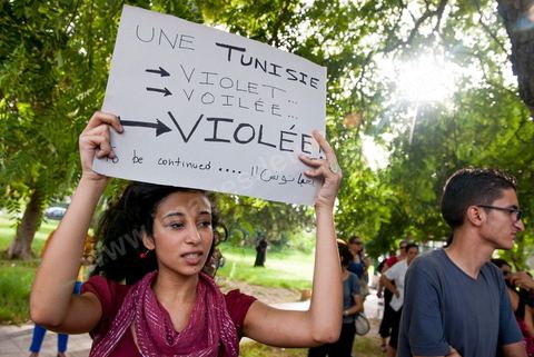 29 septembre 2012 : à l'appel de la société civile, rassemblement à Tunis pour le soutien à la jeune fille violée par les policiers. La jeune fille et son fiancé ont  été entendus à la fois en tant que victime pour le viol et racket de la part des trois policiers arrétés et en tant qu'accusés concernant la plainte pour "obscénité ostentatoire ". Les fiancées de Tunis sont convoqués au tribunal pour les deux affaires le 2 octobre.