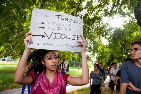 29 septembre 2012 : à l'appel de la société civile, rassemblement à Tunis pour le soutien à la jeune fille violée par les policiers. La jeune fille et son fiancé ont  été entendus à la fois en tant que victime pour le viol et racket de la part des trois policiers arrétés et en tant qu'accusés concernant la plainte pour "obscénité ostentatoire ". Les fiancées de Tunis sont convoqués au tribunal pour les deux affaires le 2 octobre.