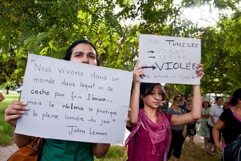 29 septembre 2012 : à l'appel de la société civile, rassemblement à Tunis pour le soutien à la jeune fille violée par les policiers. La jeune fille et son fiancé ont  été entendus à la fois en tant que victime pour le viol et racket de la part des trois policiers arrétés et en tant qu'accusés concernant la plainte pour "obscénité ostentatoire ". Les fiancées de Tunis sont convoqués au tribunal pour les deux affaires le 2 octobre.