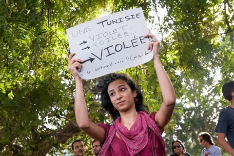 29 septembre 2012 : à l'appel de la société civile, rassemblement à Tunis pour le soutien à la jeune fille violée par les policiers. La jeune fille et son fiancé ont  été entendus à la fois en tant que victime pour le viol et racket de la part des trois policiers arrétés et en tant qu'accusés concernant la plainte pour "obscénité ostentatoire ". Les fiancées de Tunis sont convoqués au tribunal pour les deux affaires le 2 octobre.