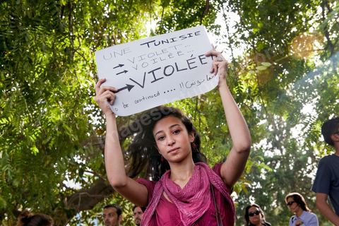 29 septembre 2012 : à l'appel de la société civile, rassemblement à Tunis pour le soutien à la jeune fille violée par les policiers. La jeune fille et son fiancé ont  été entendus à la fois en tant que victime pour le viol et racket de la part des trois policiers arrétés et en tant qu'accusés concernant la plainte pour "obscénité ostentatoire ". Les fiancées de Tunis sont convoqués au tribunal pour les deux affaires le 2 octobre.