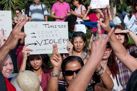 29 septembre 2012 : à l'appel de la société civile, rassemblement à Tunis pour le soutien à la jeune fille violée par les policiers. La jeune fille et son fiancé ont  été entendus à la fois en tant que victime pour le viol et racket de la part des trois policiers arrétés et en tant qu'accusés concernant la plainte pour "obscénité ostentatoire ". Les fiancées de Tunis sont convoqués au tribunal pour les deux affaires le 2 octobre.