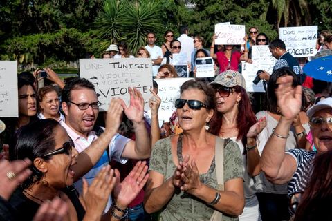 29 septembre 2012 : à l'appel de la société civile, rassemblement à Tunis pour le soutien à la jeune fille violée par les policiers. La jeune fille et son fiancé ont  été entendus à la fois en tant que victime pour le viol et racket de la part des trois policiers arrétés et en tant qu'accusés concernant la plainte pour "obscénité ostentatoire ". Les fiancées de Tunis sont convoqués au tribunal pour les deux affaires le 2 octobre.