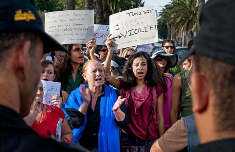 29 septembre 2012 : à l'appel de la société civile, rassemblement à Tunis pour le soutien à la jeune fille violée par les policiers. La jeune fille et son fiancé ont  été entendus à la fois en tant que victime pour le viol et racket de la part des trois policiers arrétés et en tant qu'accusés concernant la plainte pour "obscénité ostentatoire ". Les fiancées de Tunis sont convoqués au tribunal pour les deux affaires le 2 octobre.