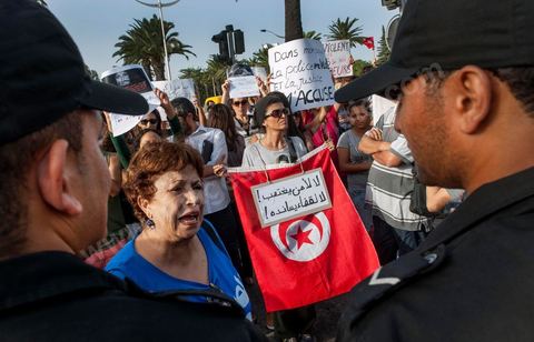 29 septembre 2012 : à l'appel de la société civile, rassemblement à Tunis pour le soutien à la jeune fille violée par les policiers. La jeune fille et son fiancé ont  été entendus à la fois en tant que victime pour le viol et racket de la part des trois policiers arrétés et en tant qu'accusés concernant la plainte pour "obscénité ostentatoire ". Les fiancées de Tunis sont convoqués au tribunal pour les deux affaires le 2 octobre.