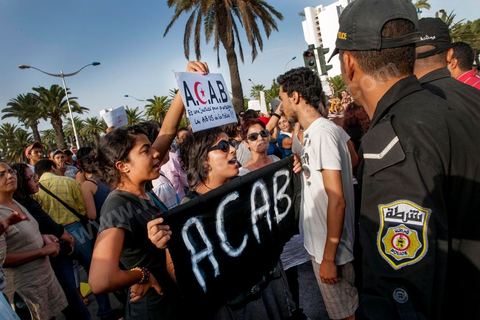29 septembre 2012 : à l'appel de la société civile, rassemblement à Tunis pour le soutien à la jeune fille violée par les policiers. La jeune fille et son fiancé ont  été entendus à la fois en tant que victime pour le viol et racket de la part des trois policiers arrétés et en tant qu'accusés concernant la plainte pour "obscénité ostentatoire ". Les fiancées de Tunis sont convoqués au tribunal pour les deux affaires le 2 octobre.