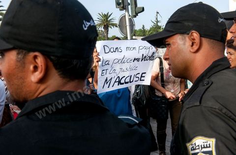 29 septembre 2012 : à l'appel de la société civile, rassemblement à Tunis pour le soutien à la jeune fille violée par les policiers. La jeune fille et son fiancé ont  été entendus à la fois en tant que victime pour le viol et racket de la part des trois policiers arrétés et en tant qu'accusés concernant la plainte pour "obscénité ostentatoire ". Les fiancées de Tunis sont convoqués au tribunal pour les deux affaires le 2 octobre.