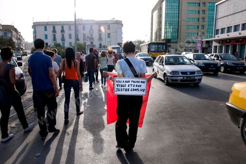 29 septembre 2012 : à l'appel de la société civile, rassemblement à Tunis pour le soutien à la jeune fille violée par les policiers. La jeune fille et son fiancé ont  été entendus à la fois en tant que victime pour le viol et racket de la part des trois policiers arrétés et en tant qu'accusés concernant la plainte pour "obscénité ostentatoire ". Les fiancées de Tunis sont convoqués au tribunal pour les deux affaires le 2 octobre.