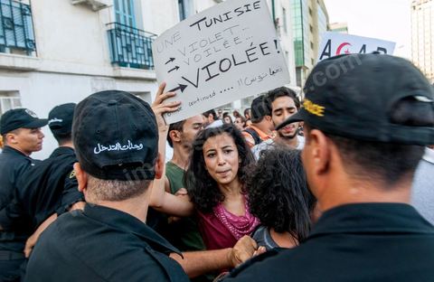 29 septembre 2012 : à l'appel de la société civile, rassemblement à Tunis pour le soutien à la jeune fille violée par les policiers. La jeune fille et son fiancé ont  été entendus à la fois en tant que victime pour le viol et racket de la part des trois policiers arrétés et en tant qu'accusés concernant la plainte pour "obscénité ostentatoire ". Les fiancées de Tunis sont convoqués au tribunal pour les deux affaires le 2 octobre.