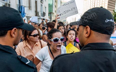 29 septembre 2012 : à l'appel de la société civile, rassemblement à Tunis pour le soutien à la jeune fille violée par les policiers. La jeune fille et son fiancé ont  été entendus à la fois en tant que victime pour le viol et racket de la part des trois policiers arrétés et en tant qu'accusés concernant la plainte pour "obscénité ostentatoire ". Les fiancées de Tunis sont convoqués au tribunal pour les deux affaires le 2 octobre.